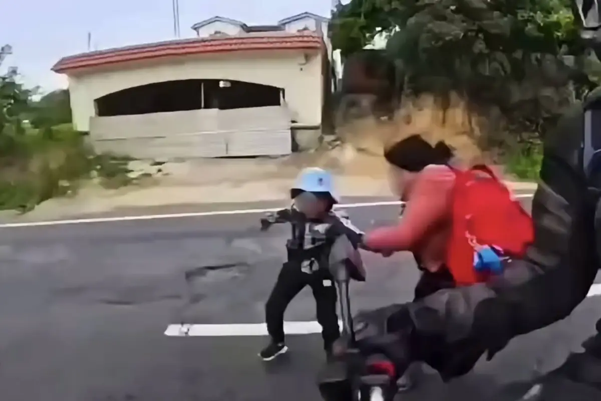 Motorista evita tragedia en Sololá., Captura de pantalla video de Facebook.