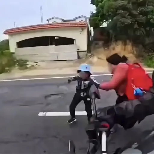 Motorista evita tragedia en Sololá. ,Captura de pantalla video de Facebook.