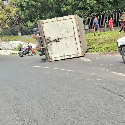 Camión a toda velocidad termina en volcadura en Palín. ,Redes sociales.
