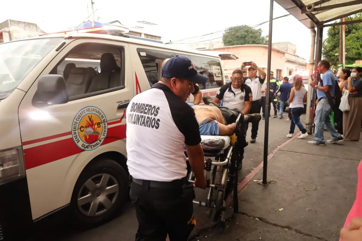 Uno de los heridos en el ataque armado en San José Pinula es ingresado al hospital San Juan de Dios., Bomberos Voluntarios
