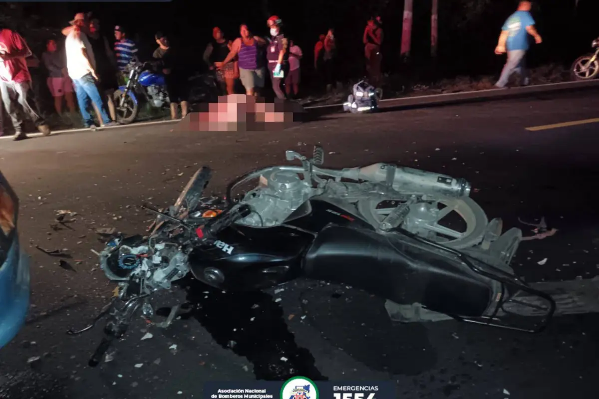Área donde murió una mujer tras un accidente de tránsito en ruta hacia Puerto San José, en Escuintla., Bomberos Municipales Departamentales