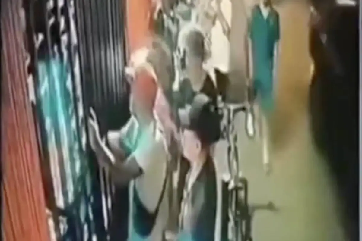 Cámara capta ataque armado contra hombre en colonia La Brigada de Mixco., Captura de pantalla video de X.