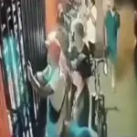 Cámara capta ataque armado contra hombre en colonia La Brigada de Mixco. ,Captura de pantalla video de X.