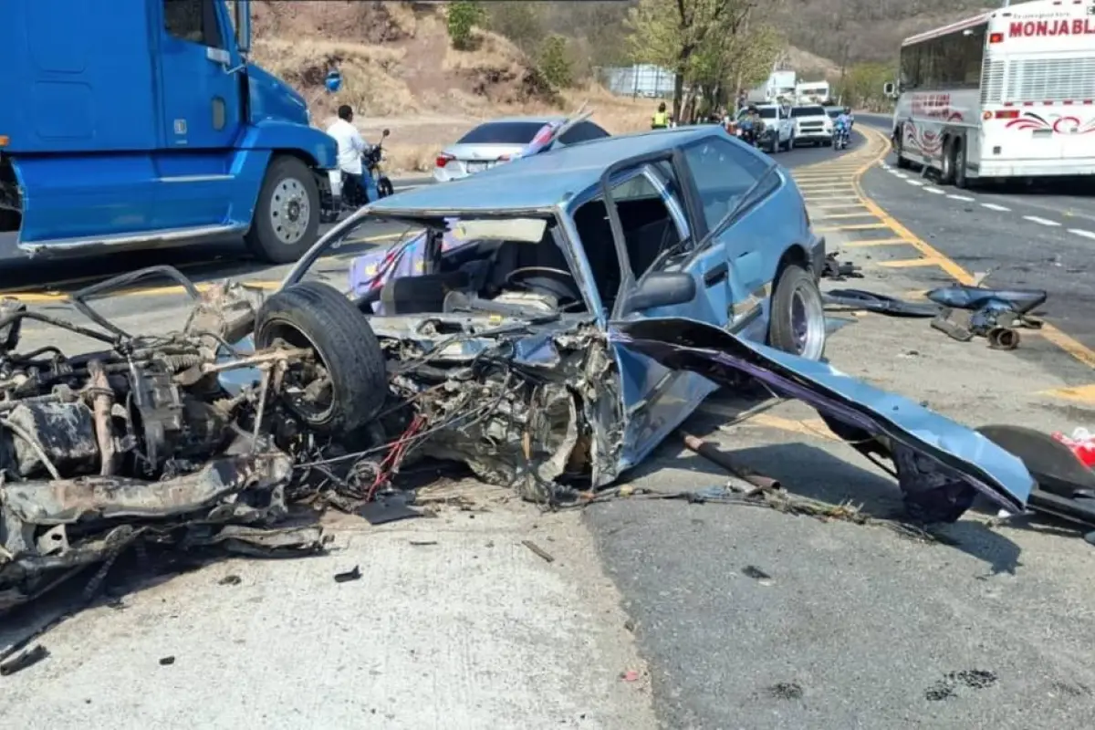 Un automóvil y un bus chocaron en el Km. 78 de la ruta al Atlántico., Bomberos Municipales Departamentales