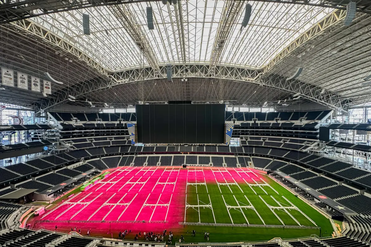 Es el espectacular efecto óptico de las luces de crecimiento que cuidan el terreno de juego de los estadios de la Copa del Mundo, EFE