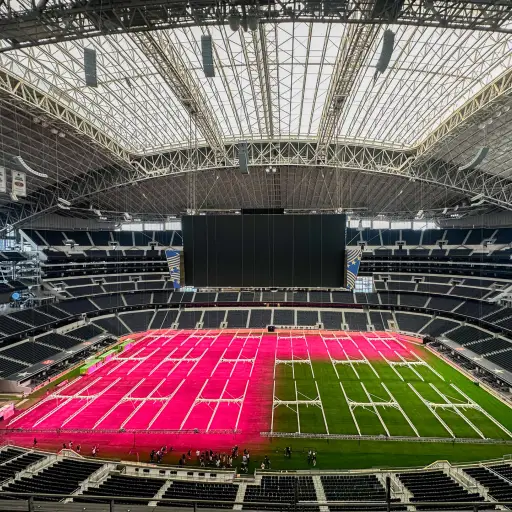 Es el espectacular efecto óptico de las luces de crecimiento que cuidan el terreno de juego de los estadios de la Copa del Mundo ,EFE