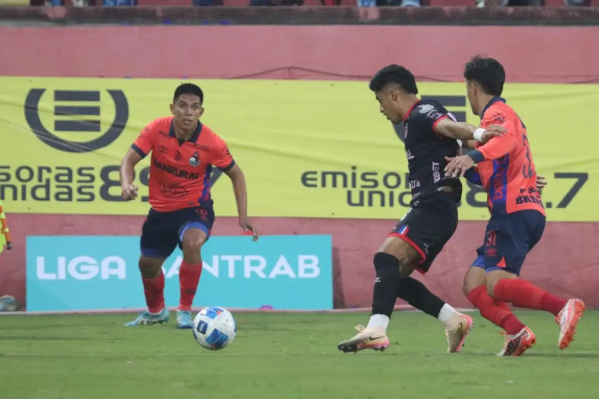 Acción entre Municipal y Xelajú en final del Clausura 2026