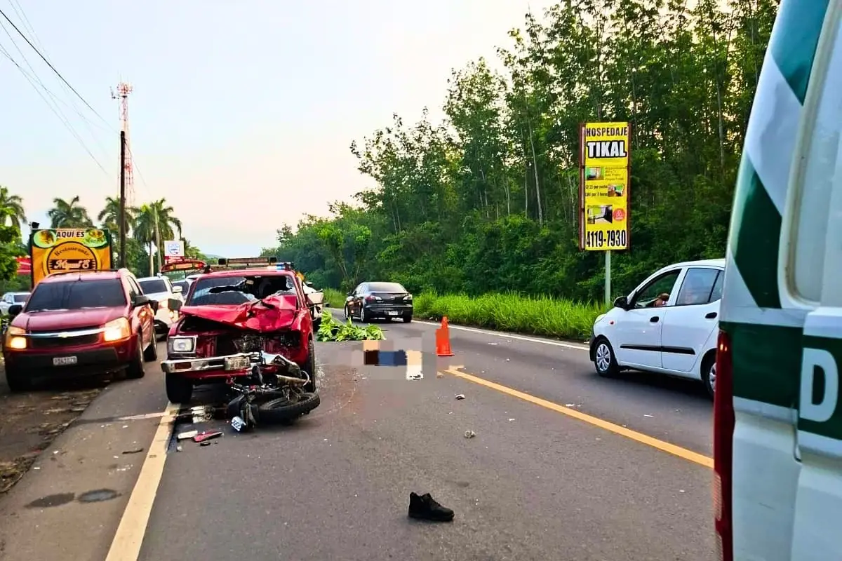 El accidente de tránsito dejó destrozos en la ruta CA-2., Bomberos Municipales Departamentales. 