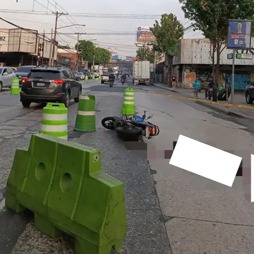 El accidente ocurrió en la pista con dirección hacia el Periférico Sur.  ,Amílcar Montejo.