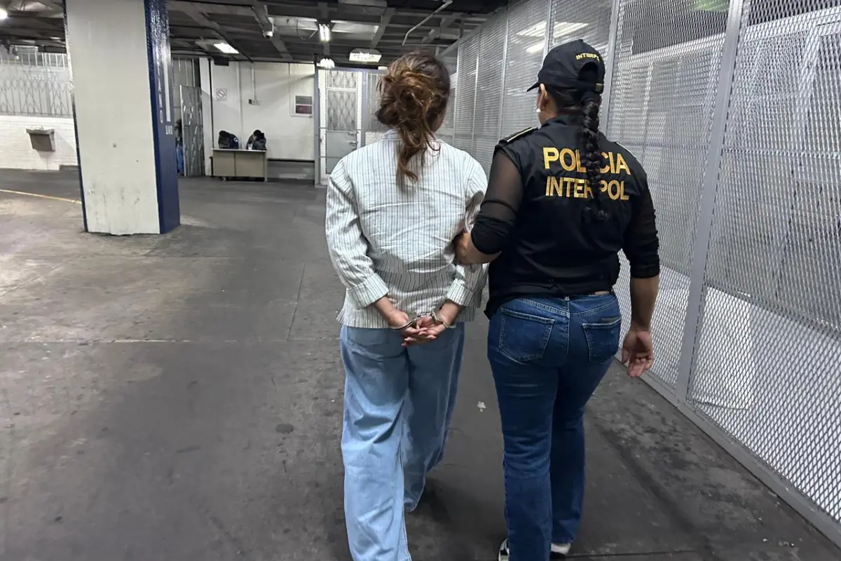 La mujer fue detenida luego de regresar de EE. UU. en un vuelo de inmigrantes., PNC de Guatemala.