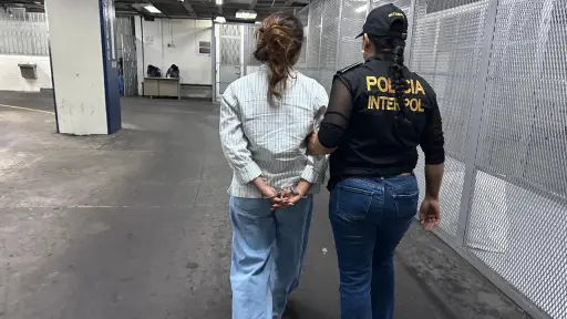 La mujer fue detenida luego de regresar de EE. UU. en un vuelo de inmigrantes. ,PNC de Guatemala.