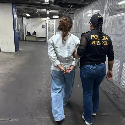 La mujer fue detenida luego de regresar de EE. UU. en un vuelo de inmigrantes. ,PNC de Guatemala.