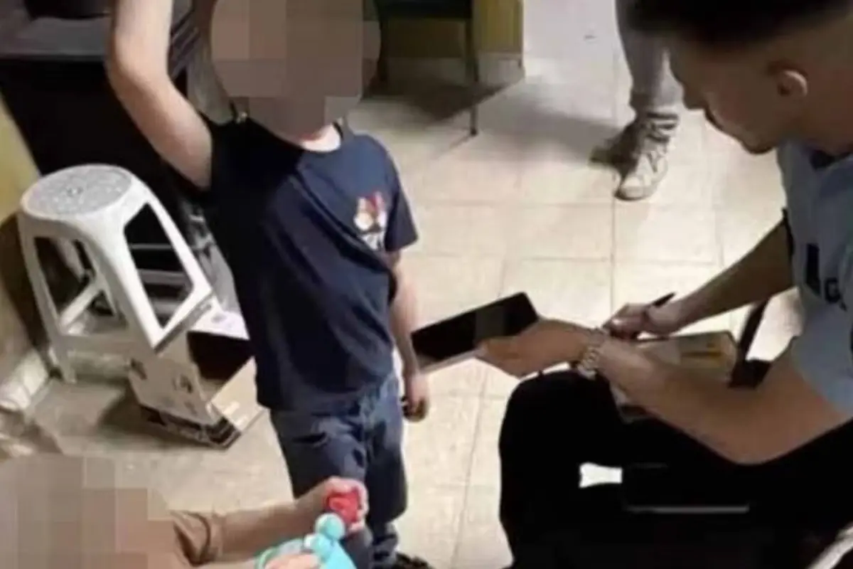 Captan en video el abandono de dos hermanitos en una carretera de Portugal., Captura de pantalla video de X.