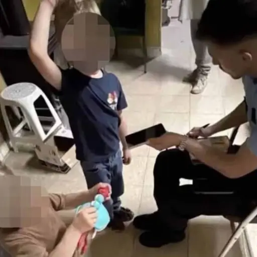 Captan en video el abandono de dos hermanitos en una carretera de Portugal. ,Captura de pantalla video de X.