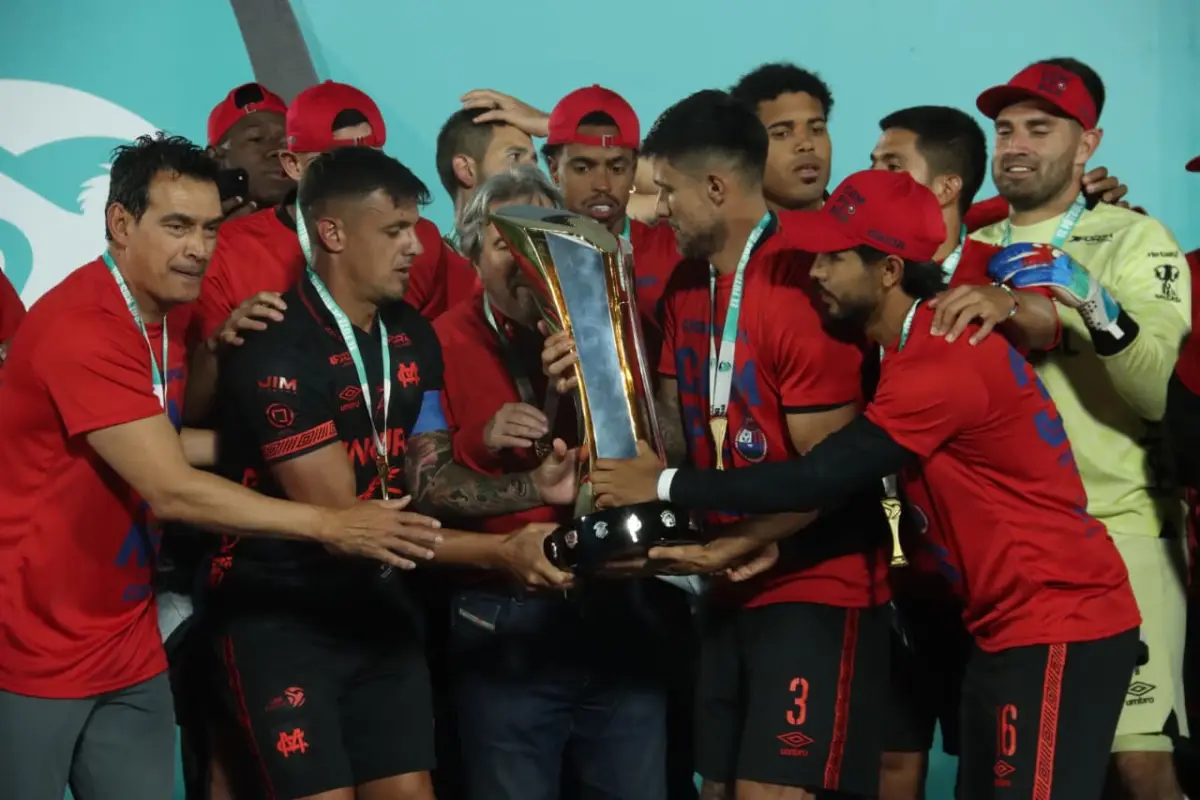 Municipal levantó la copa 33 de su historia