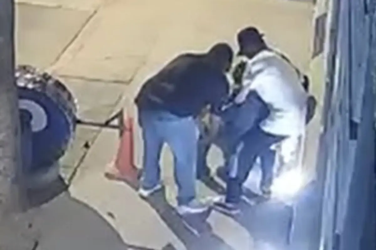 Asalto contra peatón en la zona 1 capitalina., Captura de pantalla video de X.