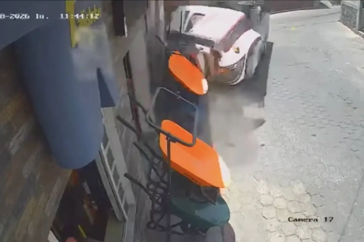 Bus extraurbano se estrella contra una ferretería., Captura de pantalla video de Facebook.