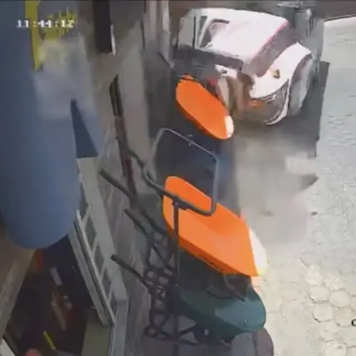 Bus extraurbano se estrella contra una ferretería. ,Captura de pantalla video de Facebook.