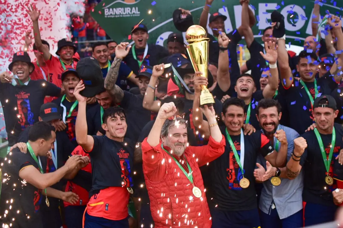 Municipal con la copa 32 de Liga Nacional