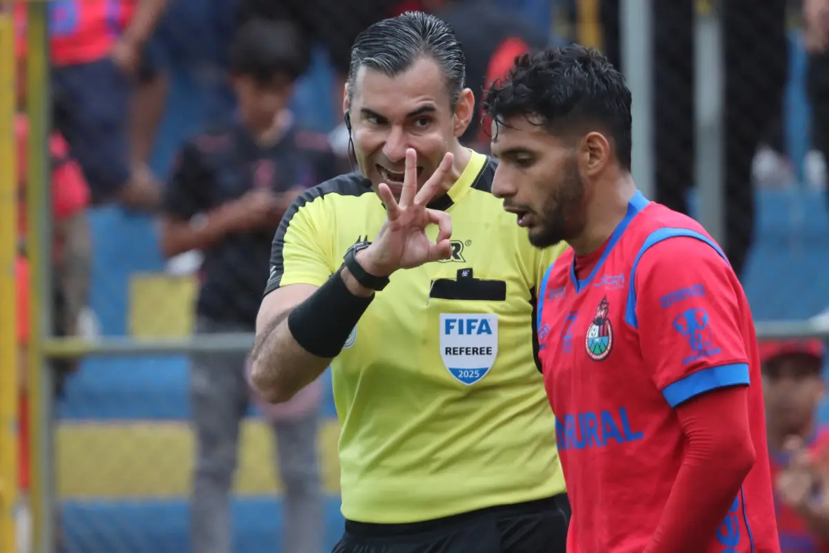 Mario Escobar es el árbitro de la gran final de la Liga Nacional 