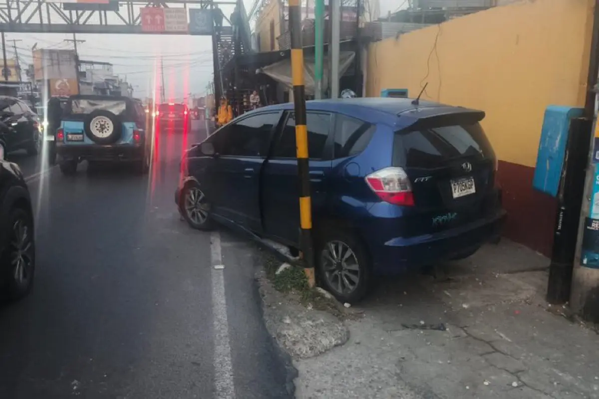 Vehículo accidentado en Ciudad Real, Villa Nueva., PMT de Villa Nueva