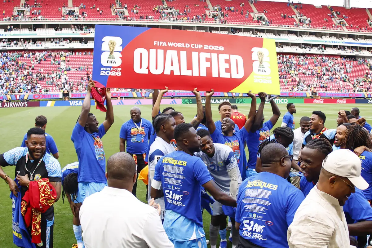 Jugadores de la selección de la República Democrática del Congo celebran su clasificación al Mundial, al finalizar un partido de repesca contra Jamaica en el Estadio Akron en Guadalajara (México),  EFE/ Francisco Guasco
