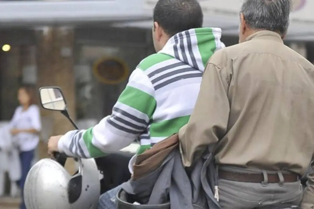 Motorista sin casco., Redes sociales.