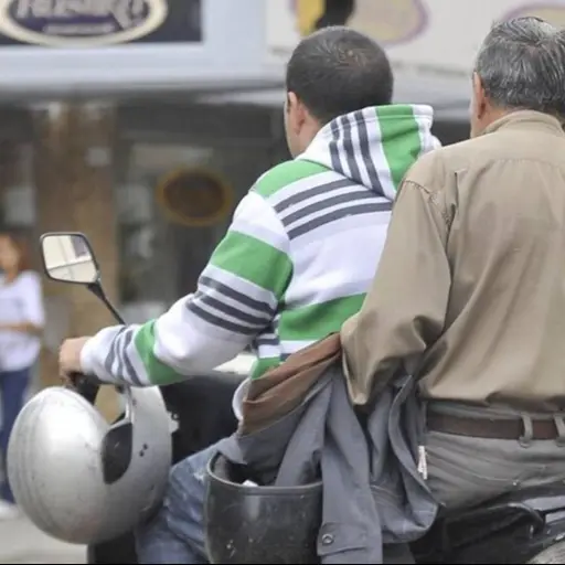 Motorista sin casco. ,Redes sociales.