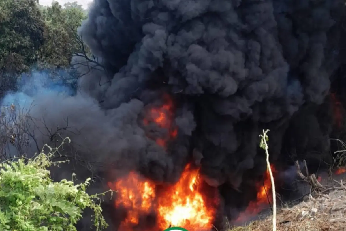 Bomberos trabajaron para evitar que las llamas se extendieran a viviendas cercanas., Foto Bomberos Municipales Departamentales