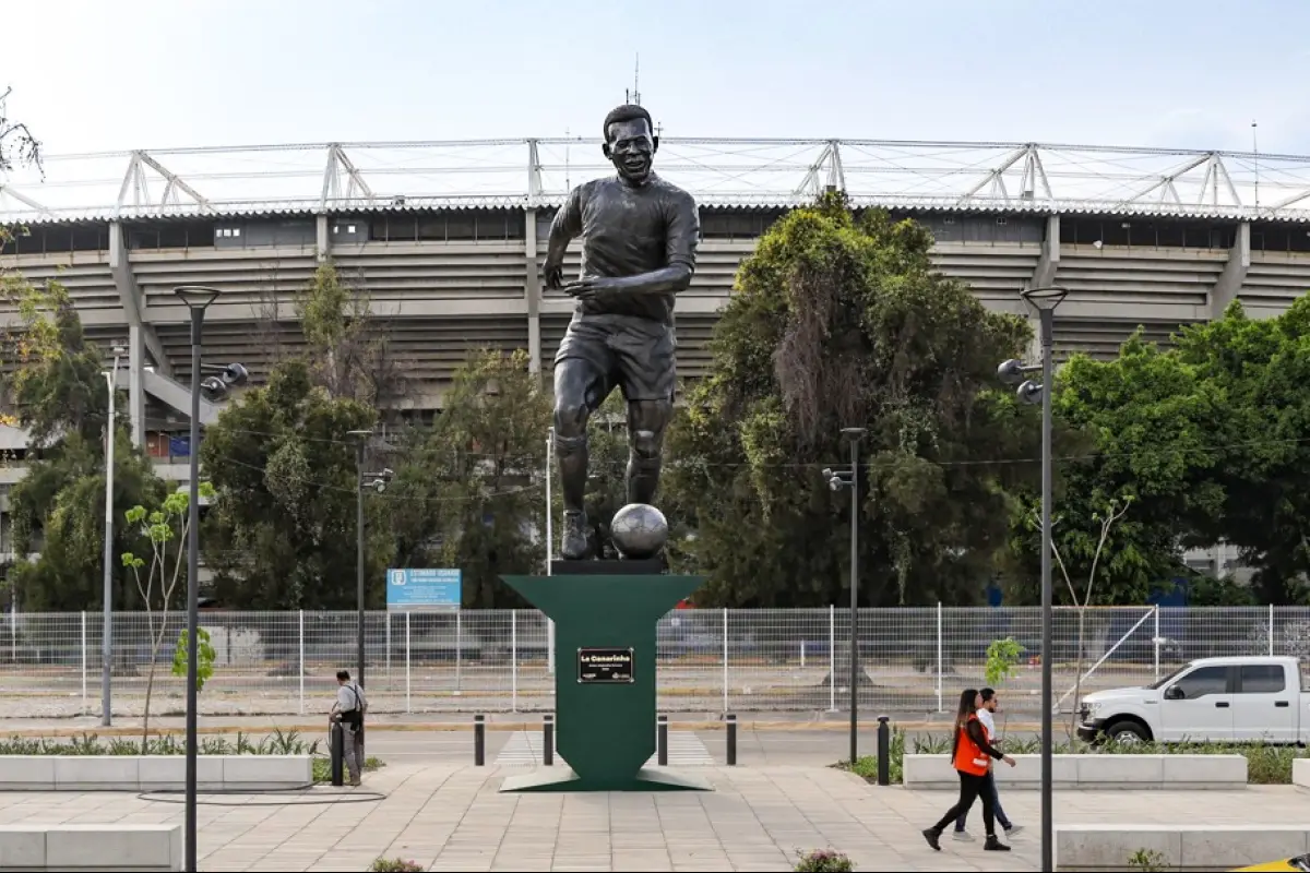 Escultura de 'Pelé' es inaugurada en Guadalajara