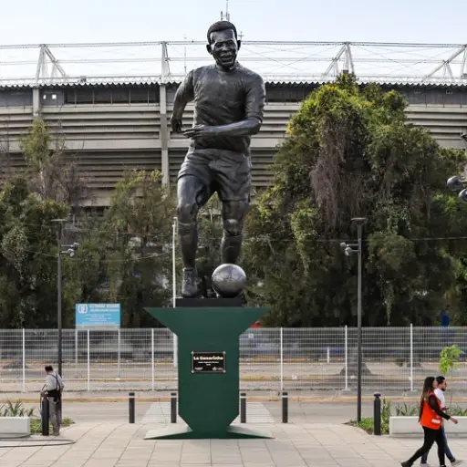 Escultura de 'Pelé' es inaugurada en Guadalajara