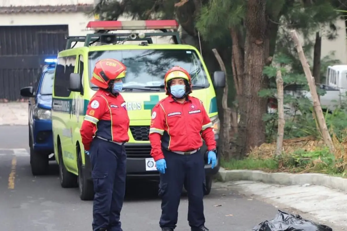 Área donde fueron encontrados los posibles restos humanos en zona 12., Bomberos Municipales