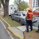 Cuerpos de socorro y PNC trabajan en el área donde ocurrió el ataque contra la conductora de un vehículo. ,Juan Carlos Chanta/EU