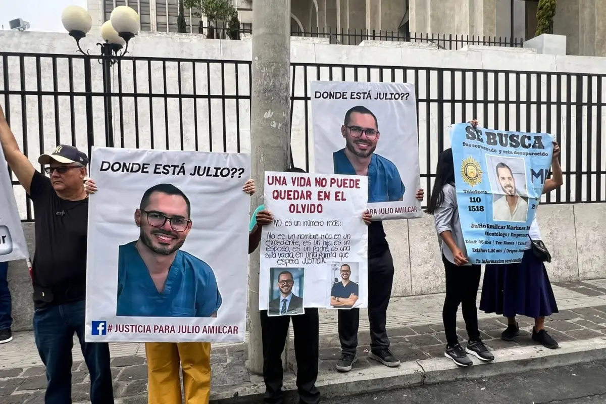 Familiares del odontólogo Julio Martínez exigen esclarecer su caso., Karla Marroquín/EU