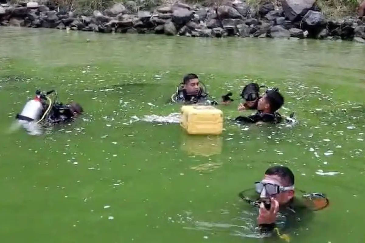 Equipos de socorro realizan labores de búsqueda tras caer un vehículo en el lago de Amatitlán., Bomberos Voluntarios