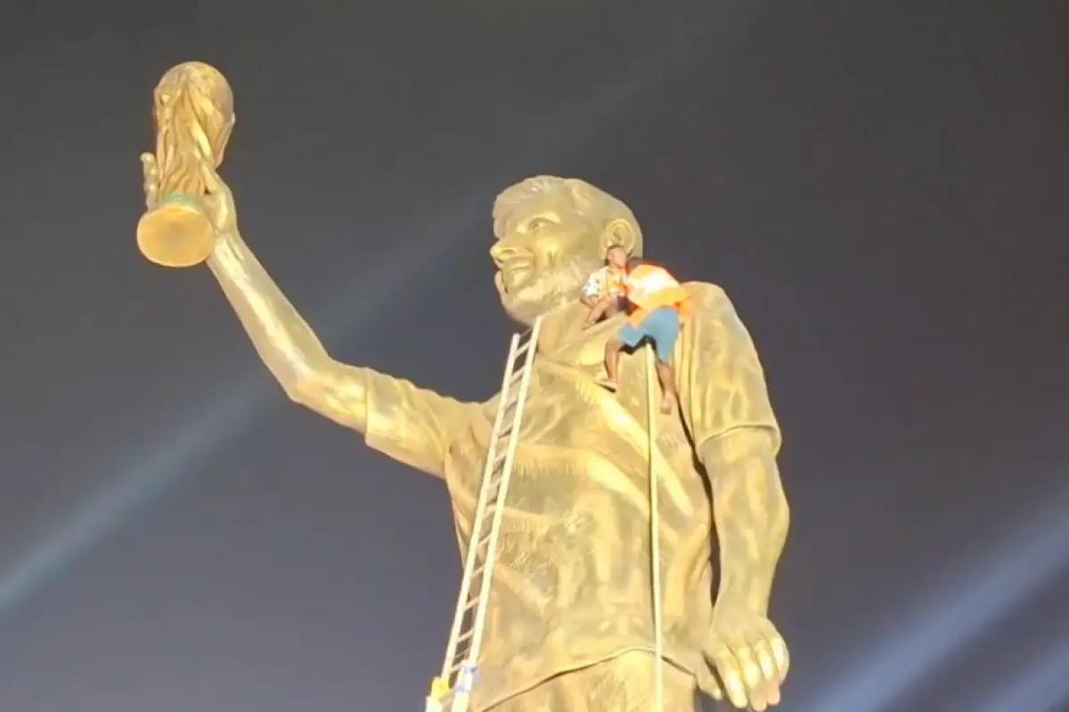 Estatua de Lionel Messi es retirada en la India 