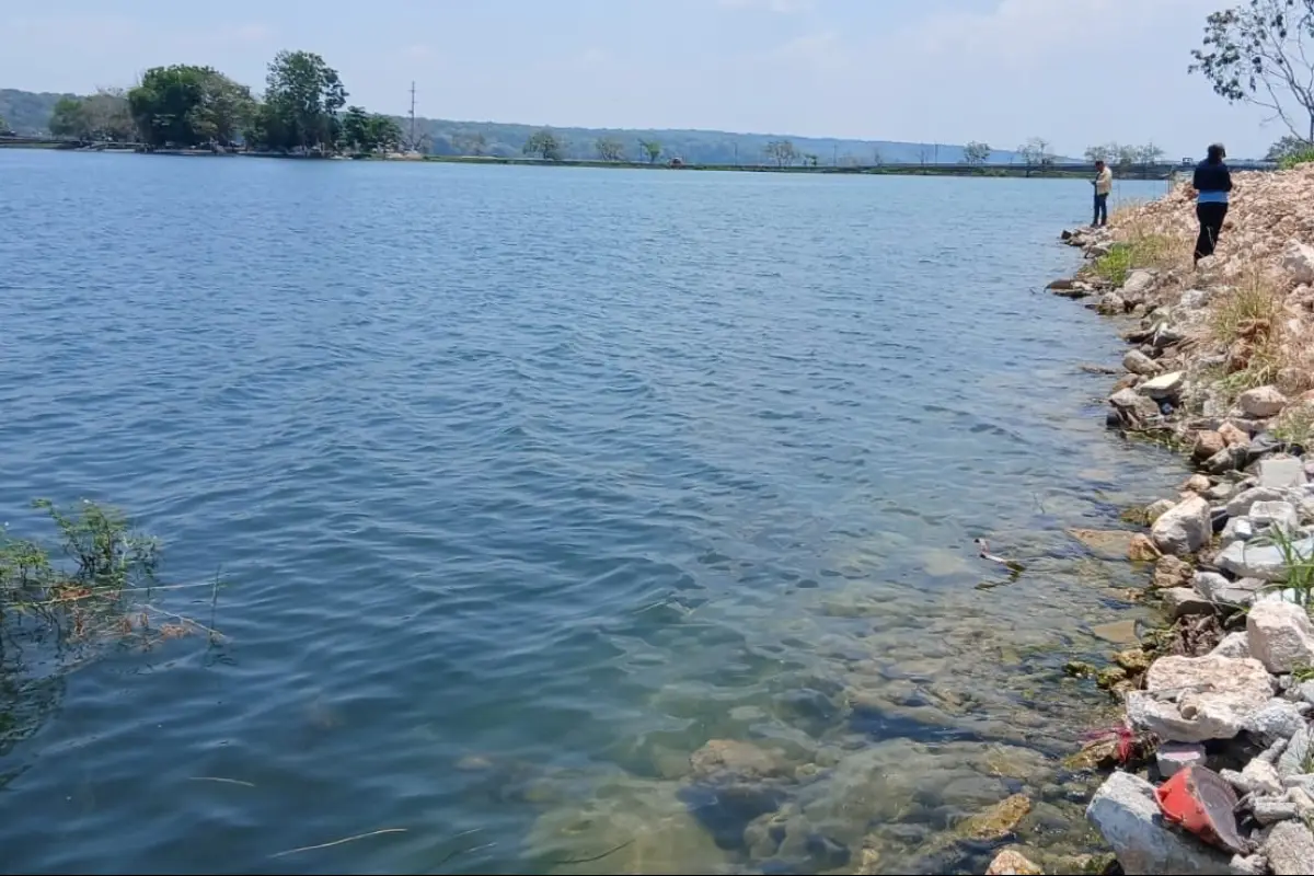 Tiran ripio en lago Petén Itzá, X
