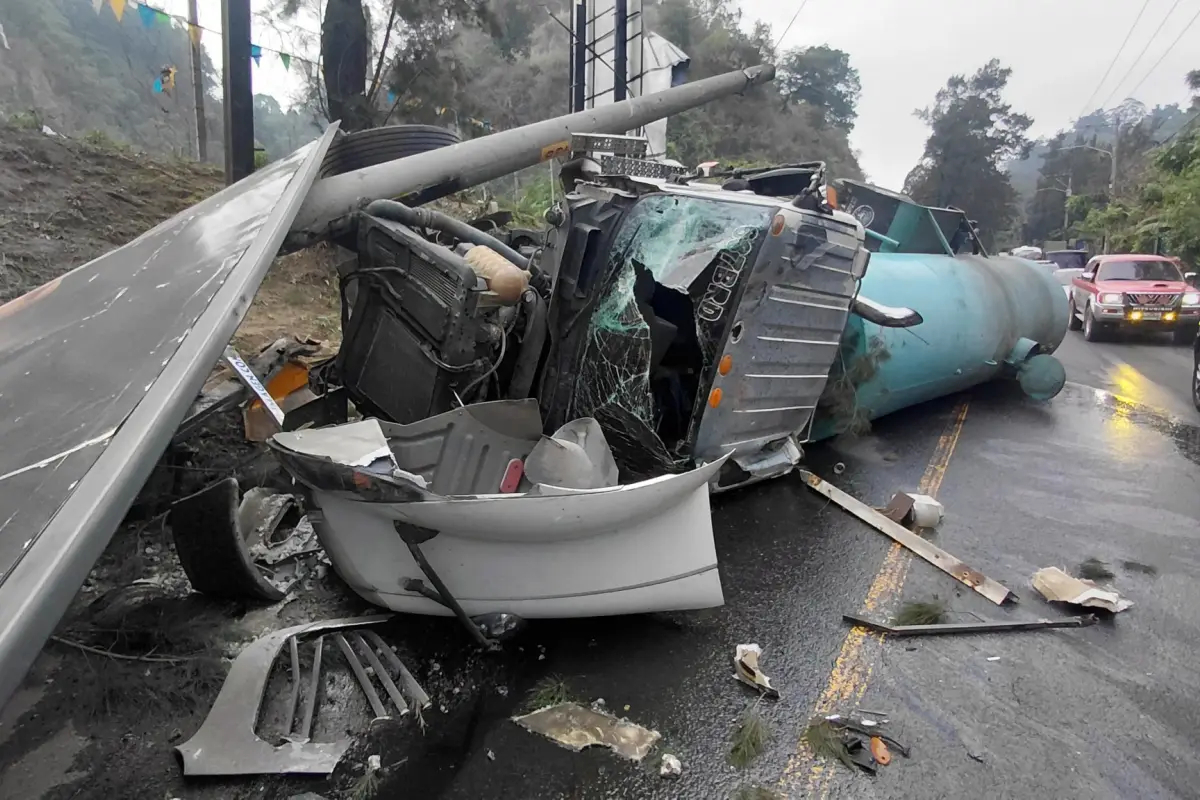 Un vehículo del transporte pesado derribó un poste del tendido eléctrico y una valla publicitaria., Foto Bomberos Municipales