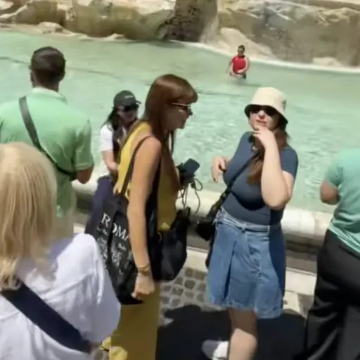 Turista rompe las reglas en la Fontana di Trevi. ,Captura de pantalla video de TikTok.