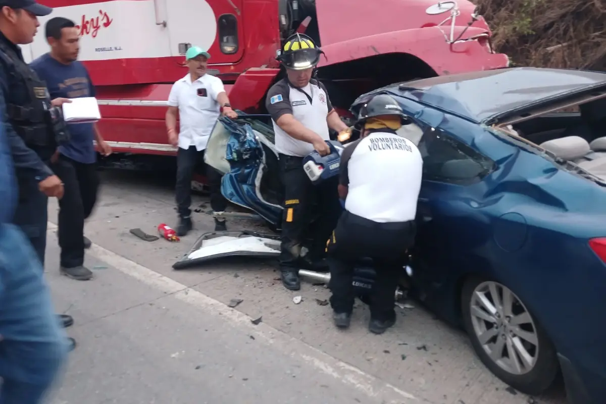 Los ocupantes del vehículo quedaron atrapados tras la colisión en ruta al Atlántico., Bomberos Voluntarios
