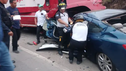 Los ocupantes del vehículo quedaron atrapados tras la colisión en ruta al Atlántico. ,Bomberos Voluntarios