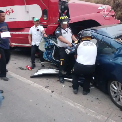 Los ocupantes del vehículo quedaron atrapados tras la colisión en ruta al Atlántico. ,Bomberos Voluntarios