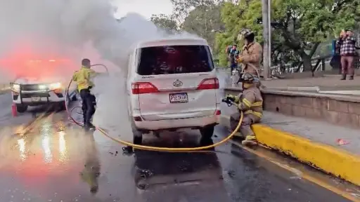 Bomberos controlan incendio vehicular en El Trébol