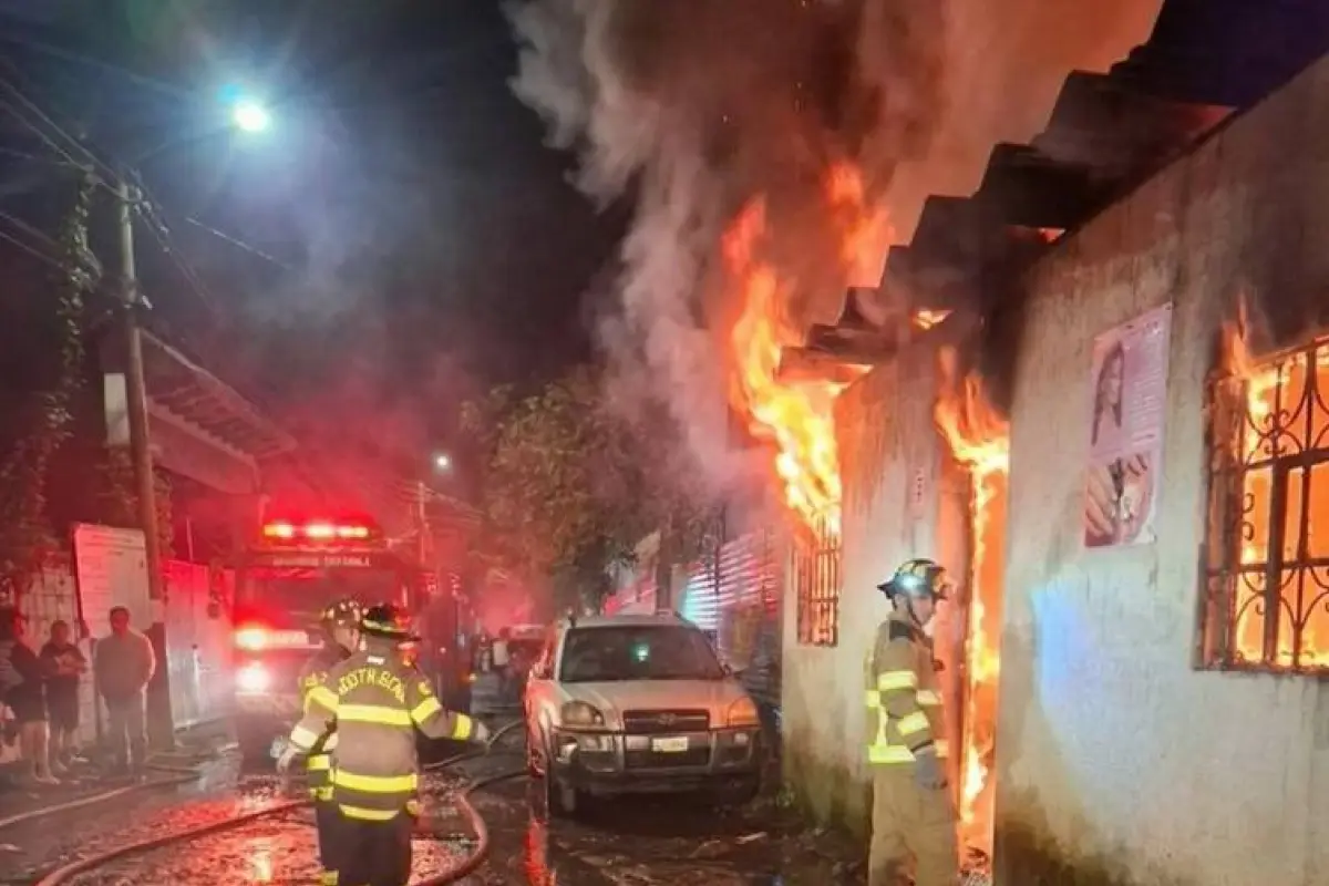 El fuego consumió un taller ubicado en Antigua Guatemala., Bomberos Voluntarios