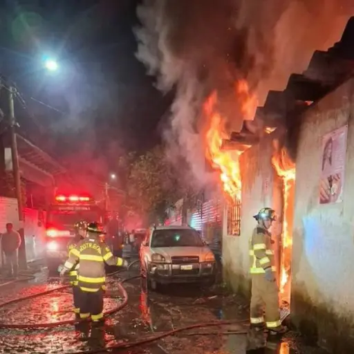 El fuego consumió un taller ubicado en Antigua Guatemala. ,Bomberos Voluntarios