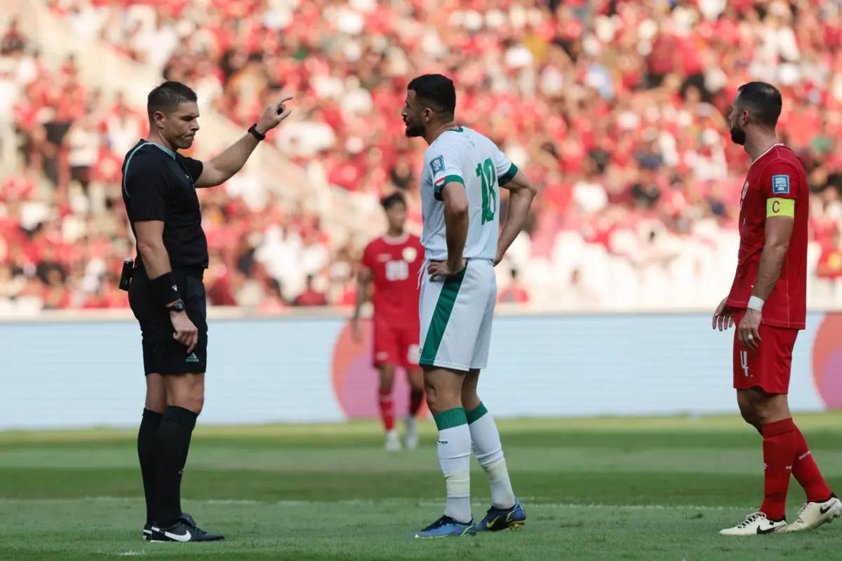 La FIFA descartó sancionar al árbitro australiano Shaun Evans, acusado de realizar un gesto presuntamente vinculado al supremacismo blanco durante el Mundial - EFE
