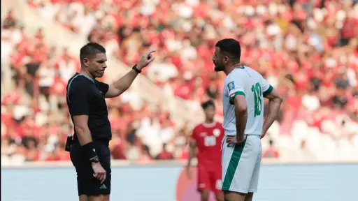 FIFA no sancionará a árbitro australiano por polémico gesto