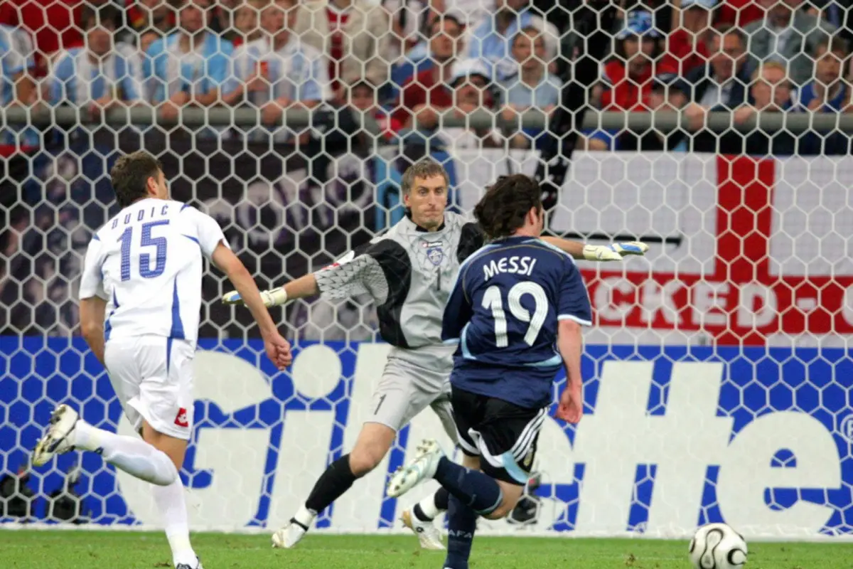 Messi, a punto de marcar su primer gol en un Mundial. Fue el 16 de junio de 2006., EFE