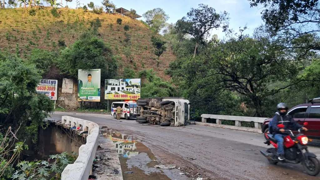 Área donde ocurrió el accidente del camión en San Juan Sacatepéquez. ,Bomberos Voluntarios