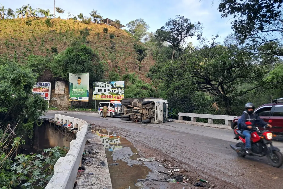 Área donde ocurrió el accidente del camión en San Juan Sacatepéquez., Bomberos Voluntarios